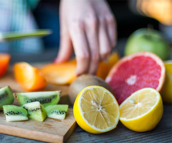 Hand cutting citrus